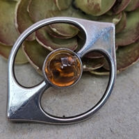 tilspidset-sølv-925s-rund-broche-med-rav-cabochon-i-midten-retrobroche